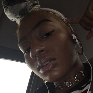 Meet your Posher, Chrisara